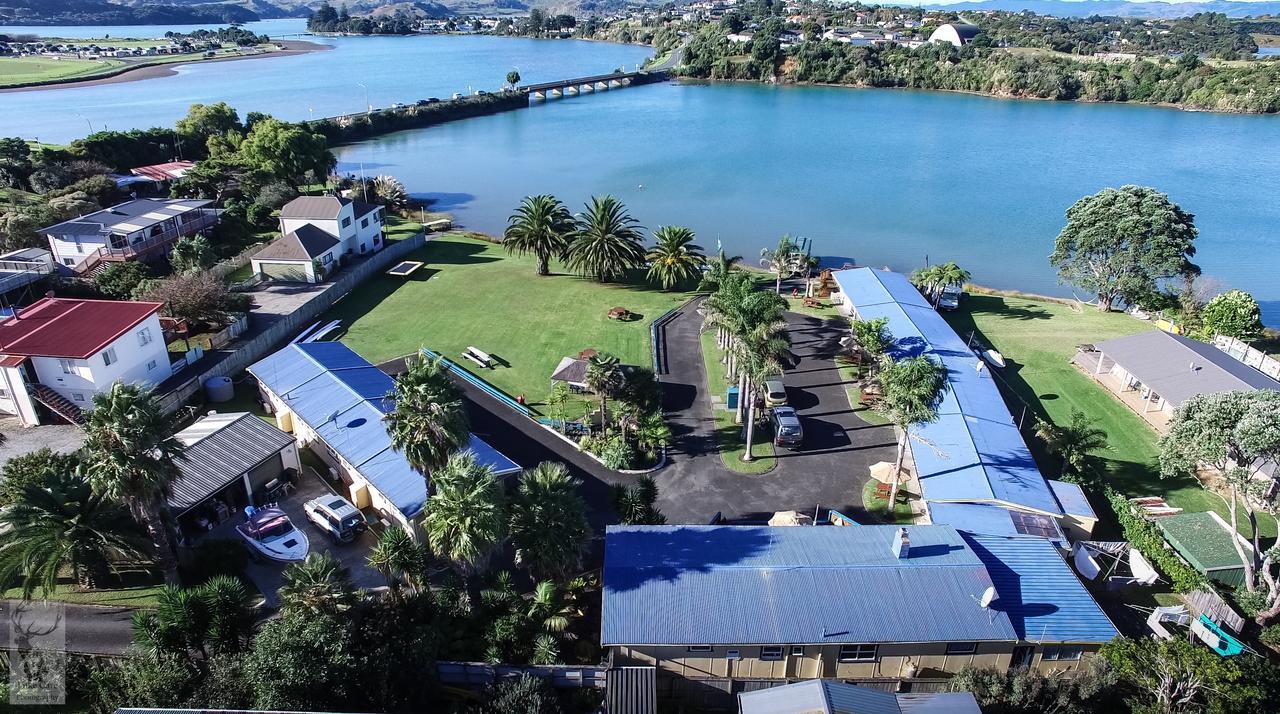 Raglan Palm Beach Motel Exterior foto